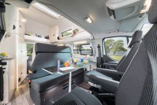 Flexibler Innenraum des Ford Nugget Campingbus mit Hochdach